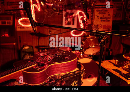 Clarksdale, Mississippi, États-Unis - 23 juin 2014 : Détail d'une guitare dans le salon rouge de Clarksdale, Mississippi, USA. Banque D'Images