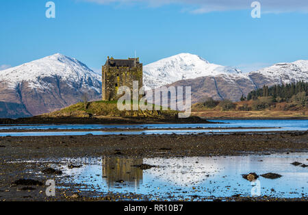 Château de Stalker sur Loch Laich sur un jour d'hiver ensoleillé et lumineux, les Highlands écossais Banque D'Images