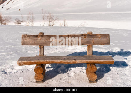 Banc en bois en hiver sur la neige Banque D'Images