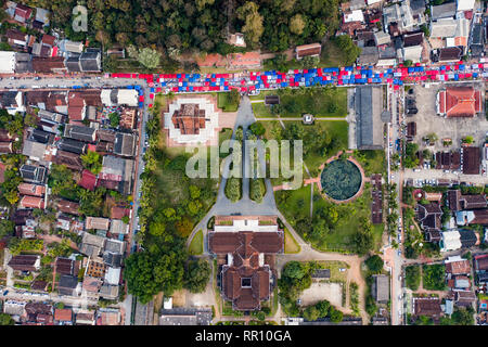 (Vue de dessus) Superbe vue aérienne de la belle Haw Pha Bang Temple et le Palais Royal musée national avec le marché de nuit de couleur des tentes. Banque D'Images