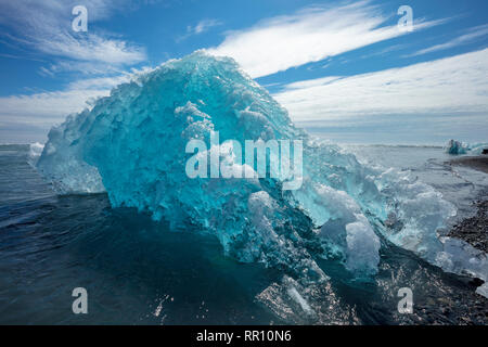 Les icebergs sur Breidamerkursandur plage de sable noir, sous Jokulsarlon. Sudhurland, au sud est de l'Islande. Banque D'Images