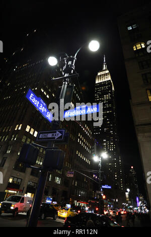 La ville de New York, NY - 09 mars 2017 : Empire State Building vue nocturne de la Madison Avenue à Manhattan, New York Banque D'Images