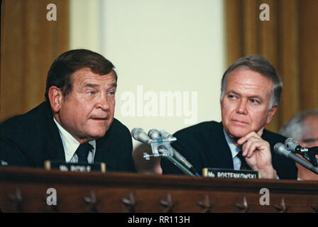 Daniel représentant Rostenkowski et Robert Packwood comité mixte du Sénat et de la Chambre la réforme fiscale audience dans la salle du comité des voies et moyens dans le bureau Maison Builoding Longworth en juillet 1986. Photo par Dennis Brack Banque D'Images