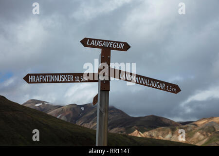 Panneau de randonnée sentier près de Laugavegur marquant le landmannalaugar. Hauts Plateaux du centre, Sudhurland, Islande. Banque D'Images