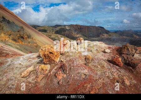 Les dépôts de minéraux volcaniques le long du sentier près de Laugavegur landmannalaugar. Hauts Plateaux du centre, Sudhurland, Islande. Banque D'Images