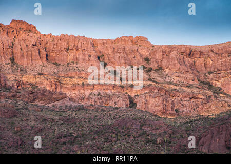 Au-dessus de falaises Alamo Canyon et de camping en tuyau d'Orgue Monument National Cactus dans le centre sud de l'Arizona sur la frontière avec le Mexique. Banque D'Images