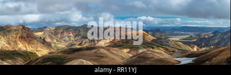 Montagnes de rhyolite le long du sentier Laugavegur entre Landmannalaugar et Hrafntinnusker. Hauts Plateaux du centre, Sudhurland, Islande. Banque D'Images