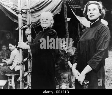 Ingrid Bergman (r) comme missionnaire en Chine en 1958 Gladys Aylward le film L'Auberge du sixième bonheur. Également sur la photo est Athene Sayler (l) qui a joué dans le missionnaire Jeannie Lawson film. Banque D'Images