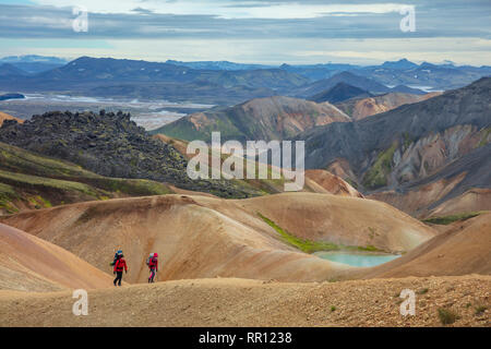 Randonneurs sur le sentier près de Laugavegur landmannalaugar. Hauts Plateaux du centre, Sudhurland, Islande. Banque D'Images