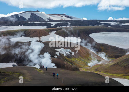 Randonneurs sur le sentier près de Laugavegur Storihver hot springs, entre Landmannalaugar et Hrafntinnusker. Hauts Plateaux du centre, Sudhurland, Islande. Banque D'Images