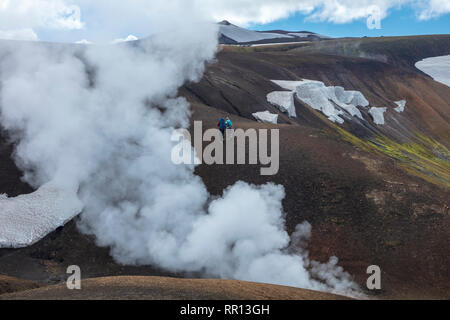 Randonneurs sur le sentier près de Laugavegur Storihver hot springs, entre Landmannalaugar et Hrafntinnusker. Hauts Plateaux du centre, Sudhurland, Islande. Banque D'Images