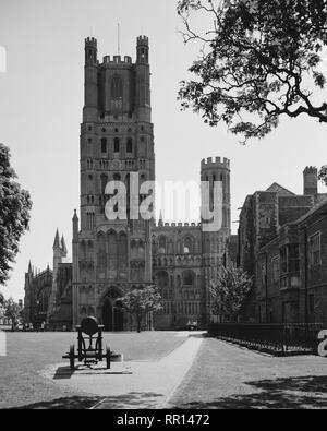 Cannon en face de la tour ouest, Cathédrale d'Ely Cambridgeshire Banque D'Images