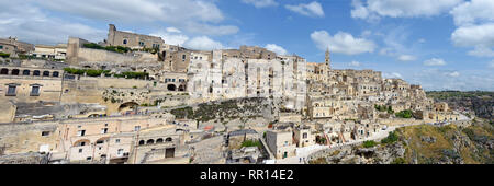 Vue panoramique sur l'Sasso le Dodici Lune, vieille ville médiévale, Sassi di Matera, capitale de la Culture 2019, province de Matera, Basilicate, Italie Banque D'Images