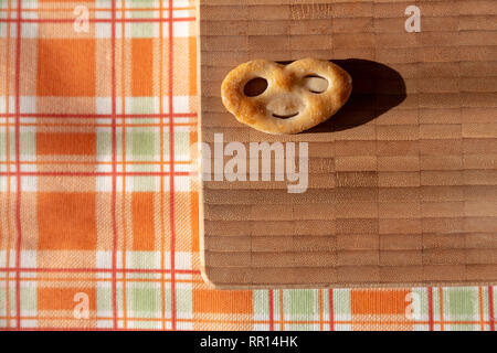 Biscuit à un défaut se transforme en smiley face Banque D'Images