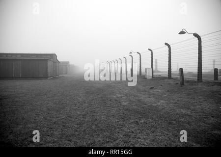 Camp de concentration Auschwitz-Birkenau. Caserne de la mort. Camp d'extermination des juifs. Camp de la mort allemand à Oświęcim. Fil de fer barbelé autour du camp. Banque D'Images