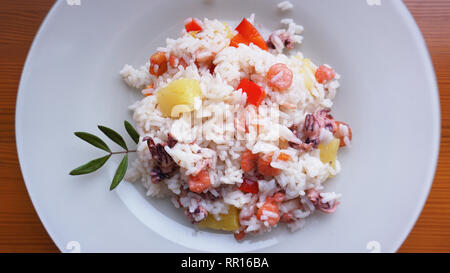 Avec du riz aux crevettes et ananas, thai ou l'alimentation de la Chine sur le plat blanc Banque D'Images