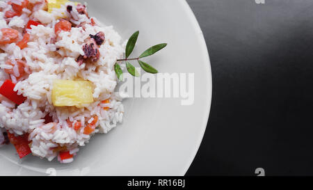 Avec du riz aux crevettes et ananas, thai ou l'alimentation de la Chine sur le plat blanc Banque D'Images