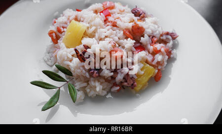 Avec du riz aux crevettes et ananas, thai ou l'alimentation de la Chine sur le plat blanc Banque D'Images