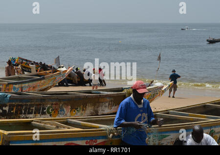 Pirogues artisanales à la plage de Djiffère, Sénégal Banque D'Images