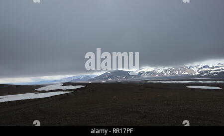 Vue de l'arrière-pays de la route de montagne F35 dans les hautes terres d'Islande vers l'intérieur des glaciers Hofsjokull avec très peu de nuages. Banque D'Images