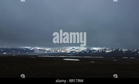 Vue de l'arrière-pays de la route de montagne F35 dans les hautes terres d'Islande vers l'intérieur des glaciers Hofsjokull avec très peu de nuages. Banque D'Images