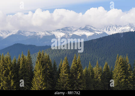 Printemps dans les montagnes. Paysage avec la dernière neige fondante sur la crête. Journée ensoleillée avec des cumulus Banque D'Images