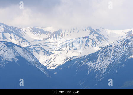 Printemps dans les montagnes. La dernière de la fonte des neiges sur les sommets des montagnes et les crêtes. Beauté dans la nature Banque D'Images