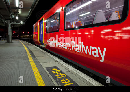 South Western Railway class 707 train à London Waterloo montrant le sud-ouest de l'logo chemins Banque D'Images