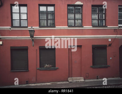 Old fashioned Red cafe ou shop façade dans la vieille ville de Vilnius avec brown rollings Banque D'Images