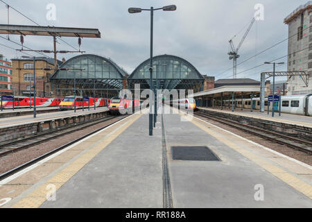 London North Eastern Railway (LNER ) Intercity 125, classe 91, l'électrique et de la marque new Azuma train à London Kings Cross station Banque D'Images