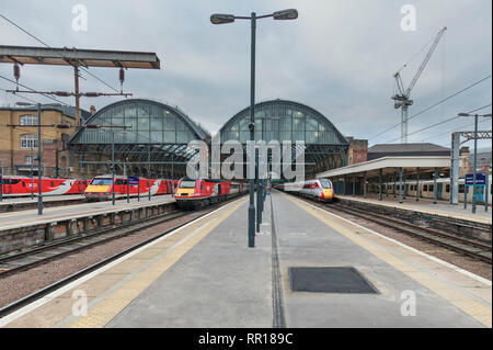 London North Eastern Railway (LNER ) Intercity 125, classe 91, l'électrique et de la marque new Azuma train à London Kings Cross station Banque D'Images