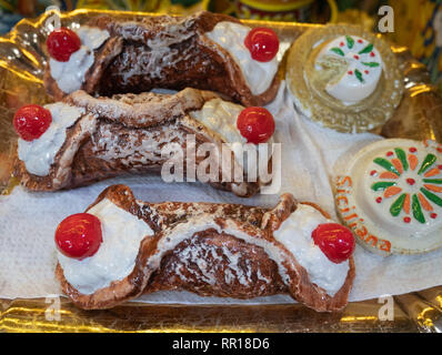 Céramiques peintes à la main représentation des Cannoli sicilien célèbre dans le monde entier. Vue horizontale Banque D'Images