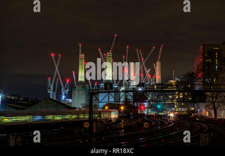 L'Ebury Bridge, Londres Victoria avec Battersea power station derrière le Sud et du Sud Est de l'approche de trains et départ de la gare London Victoria Banque D'Images