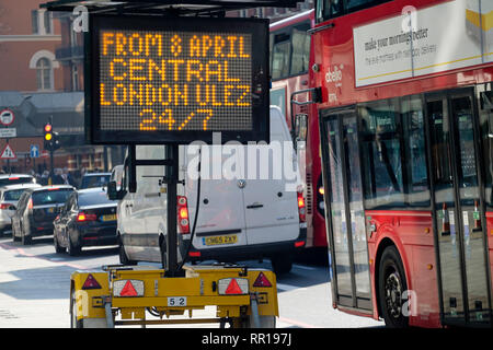 Signe de la matrice d'avertissement les conducteurs du nouveau centre de Londres Ultra Low Emission Zone prenant effet à compter du 8 avril 2019 Banque D'Images
