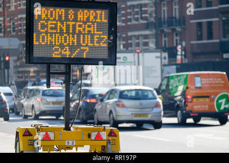 Signe de la matrice d'avertissement les conducteurs du nouveau centre de Londres Ultra Low Emission Zone prenant effet à compter du 8 avril 2019 Banque D'Images