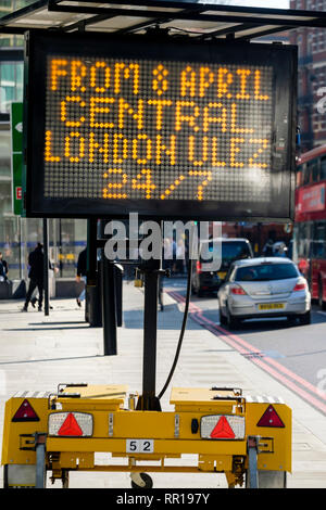 Signe de la matrice d'avertissement les conducteurs du nouveau centre de Londres Ultra Low Emission Zone prenant effet à compter du 8 avril 2019 Banque D'Images