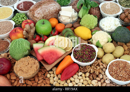 Grande sélection d'aliments végétaliens avec fruits, légumes, pâte de soja, légumineuses, noix, pâtes, céréales, pain, céréales, yogourt aux amandes et beurre d'arachide. Banque D'Images