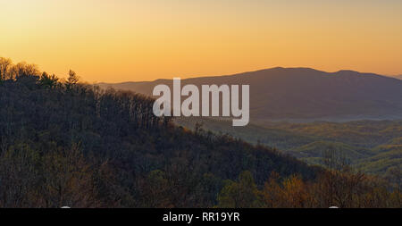 Printemps lumineux le lever du soleil sur la forêt nationale de Pisgah en Caroline du Nord une vue panoramique Banque D'Images