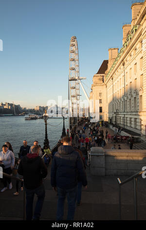 Foule de personnes, famille et amis, bénéficiant d'une journée de plaisir, la marche et la détente sur la rive sud de Londres, au Royaume-Uni, par une chaude journée de printemps comme en février. Banque D'Images