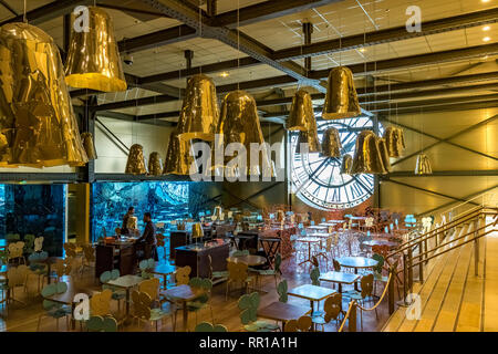 Le Café Campana dans le Musée d'Orsay art museum , une belle ambiance aquatique onirique conçu par les frères Campana ,Paris,France Banque D'Images