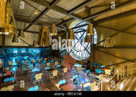 Le Café Campana dans le Musée d'Orsay art museum , une belle ambiance aquatique onirique conçu par les frères Campana ,Paris,France Banque D'Images