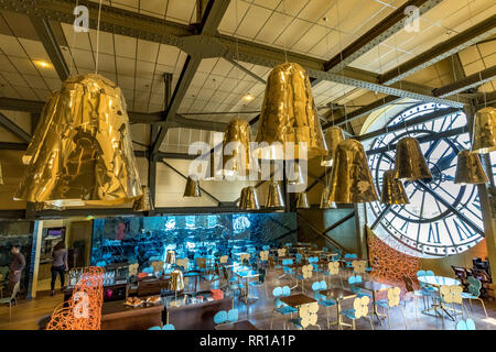 Le Café Campana dans le Musée d'Orsay art museum , une belle ambiance aquatique onirique conçu par les frères Campana ,Paris,France Banque D'Images