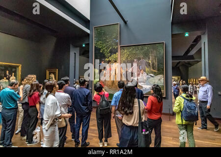 Personnes regardant tableaux impressionnistes et post-impressionnistes chefs-d au 5ème étage du Musée d'Orsay , une ancienne gare dans Paris , France Banque D'Images