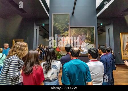 Personnes regardant tableaux impressionnistes et post-impressionnistes chefs-d au 5ème étage du Musée d'Orsay , une ancienne gare dans Paris , France Banque D'Images