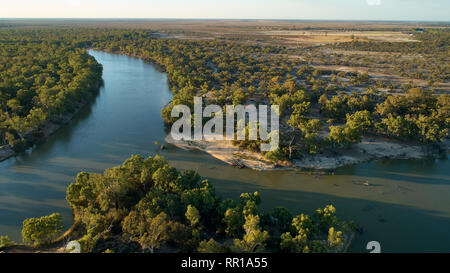 Murray River la coupe d'un nouveau cours et la création d'une nouvelle île en aval de Wentworth. Banque D'Images