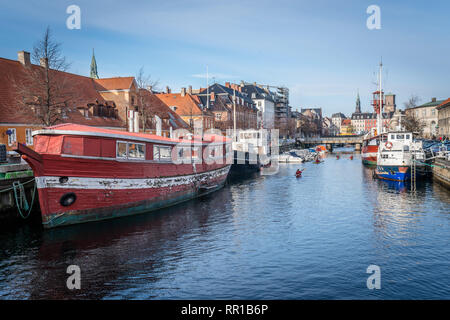 Bateaux colorés sur le canal avec les kayakistes dans Copenhague Nyhavn Banque D'Images