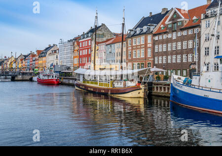 Bâtiments colorés et bateaux dans l'eau de Copenhague Nyhavn Banque D'Images