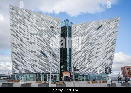 Pleine avant de la Musée Titanic Belfast sur belle journée bleu avec des nuages blancs. Banque D'Images