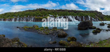 Chutes de Hraunfossar lava, le long de la rivière Hvita, sont 900m de large. Husafell, Sudhurland, Islande. Banque D'Images