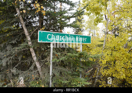 Une plaque de rue indiquant la rivière Churchill, au milieu des couleurs de l'automne de la forêt boréale, près de la ville de Missinipe dans le nord de la Saskatchewan, Canada. Banque D'Images